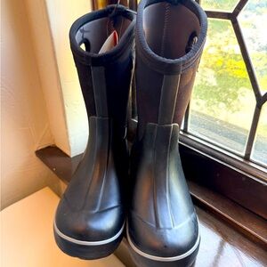 Bogs black boots NWT subtle back grey camo size 2 slip on warm winter boot boys